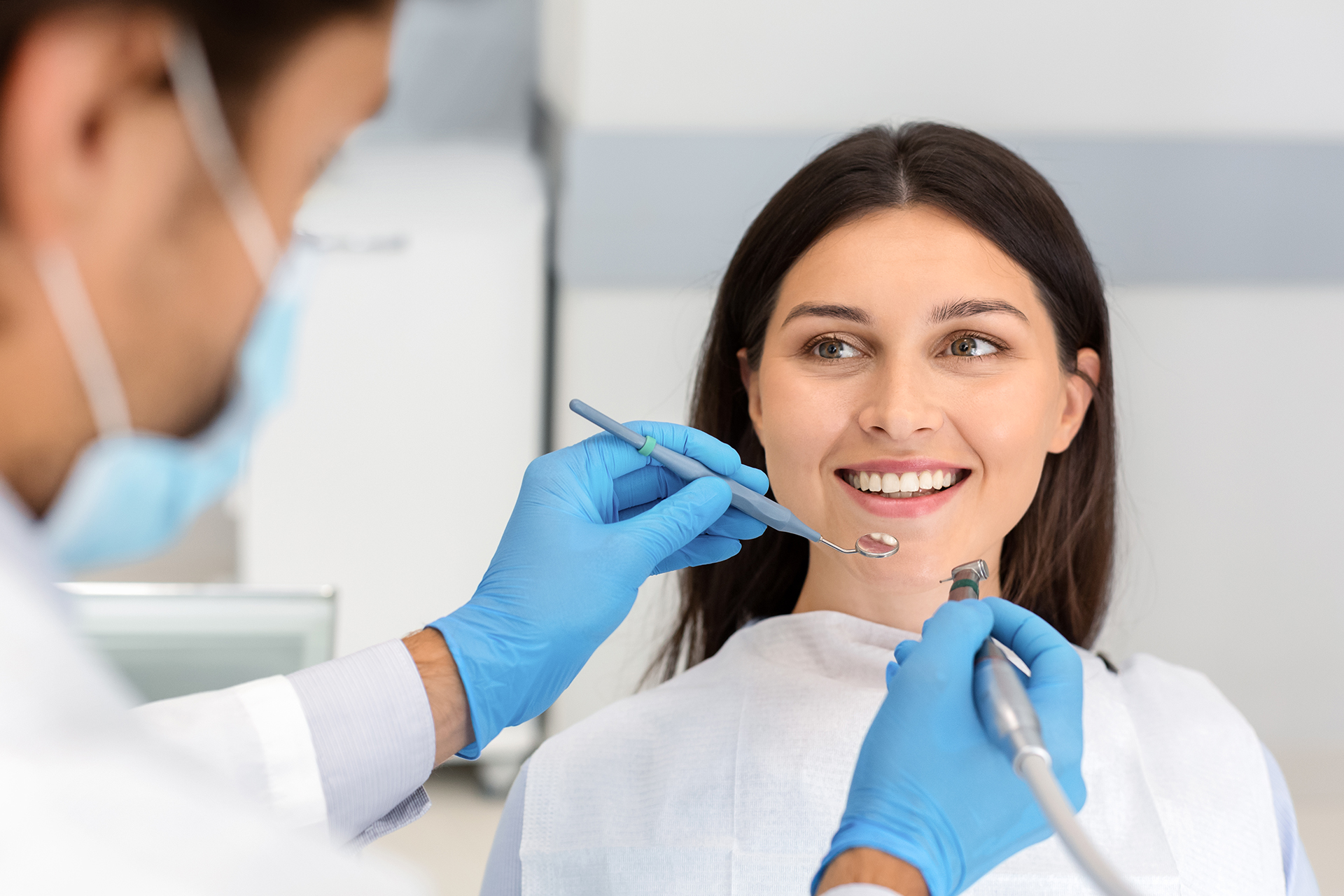 smiling woman looking at dentist with trust JQ35WH7 • Bürger | Lenke | Berger