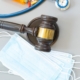 Masken, Tabletten und richterlicher Hammer