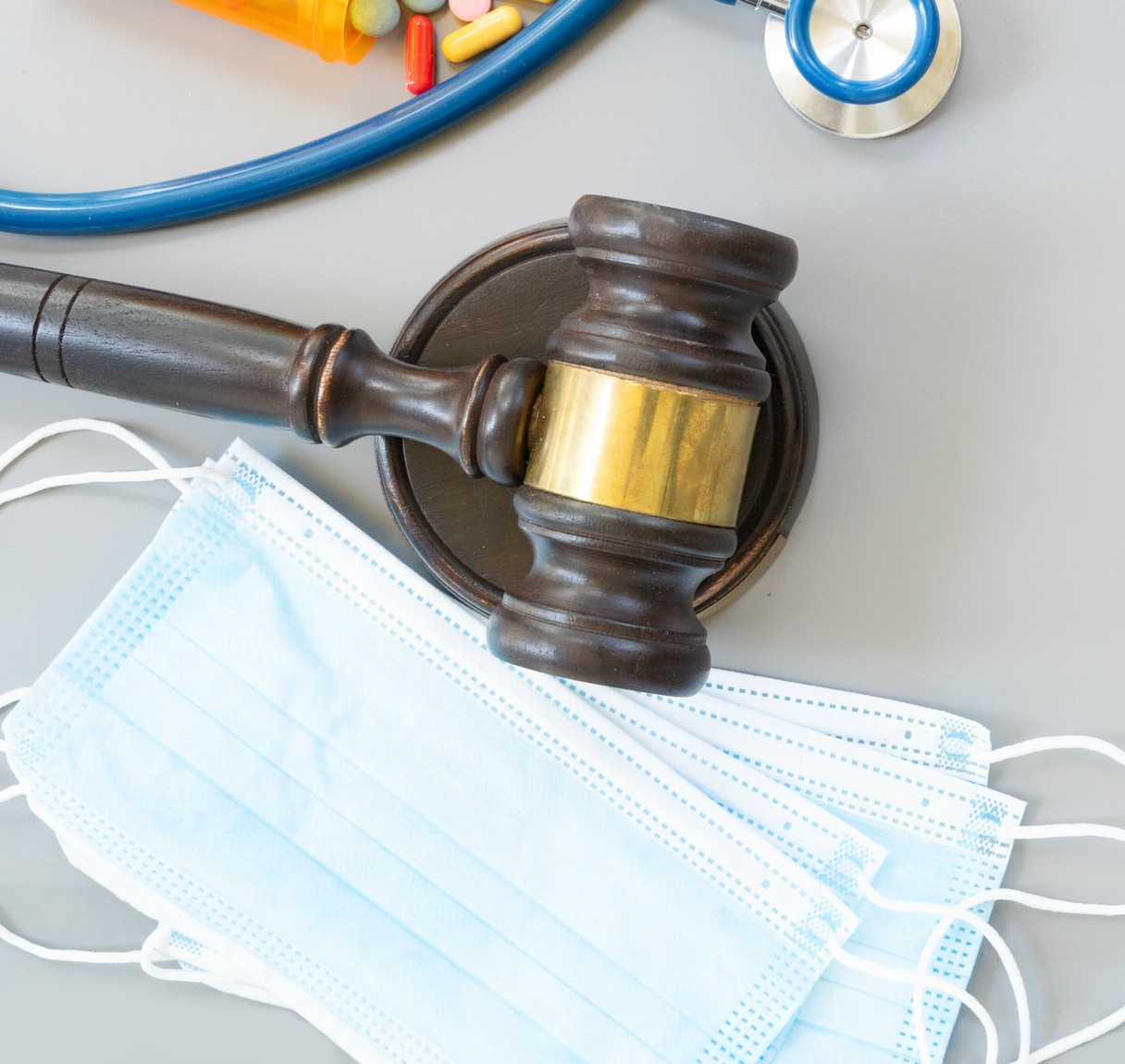 Masken, Tabletten und richterlicher Hammer